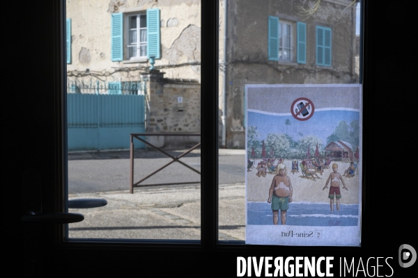 A Seine-Port, en Seine-et-Marne, après le votation, une charte  interdit  l usage du portable devant les écoles et les commerces.