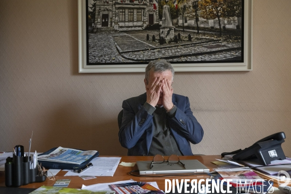 A Seine-Port, en Seine-et-Marne, après le votation, une charte  interdit  l usage du portable devant les écoles et les commerces.