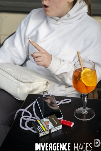 A Seine-Port, en Seine-et-Marne, après le votation, une charte  interdit  l usage du portable devant les écoles et les commerces.