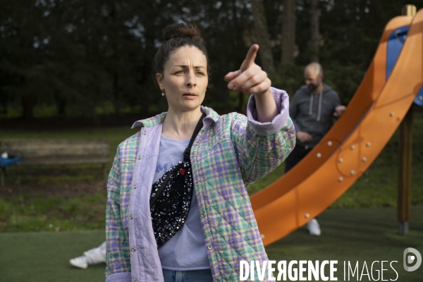 A Seine-Port, en Seine-et-Marne, après le votation, une charte  interdit  l usage du portable devant les écoles et les commerces.