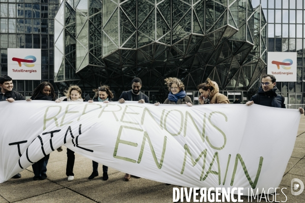 Militants écologistes devant la tour Total Energies