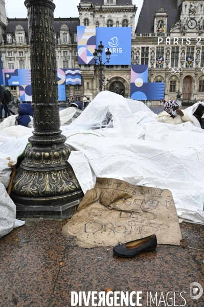 Un logement et des droits . Utopia 56 installe un groupe de SDF devant la Mairie de Paris.