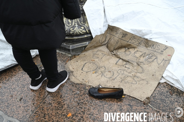Un logement et des droits . Utopia 56 installe un groupe de SDF devant la Mairie de Paris.