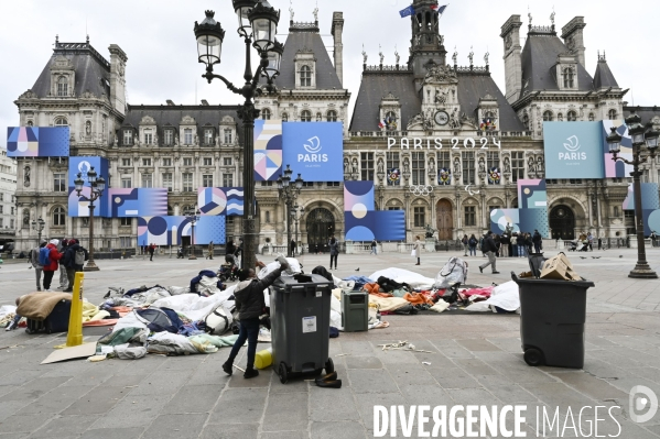 Un logement et des droits . Utopia 56 installe un groupe de SDF devant la Mairie de Paris.