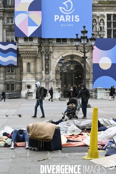 Un logement et des droits . Utopia 56 installe un groupe de SDF devant la Mairie de Paris.