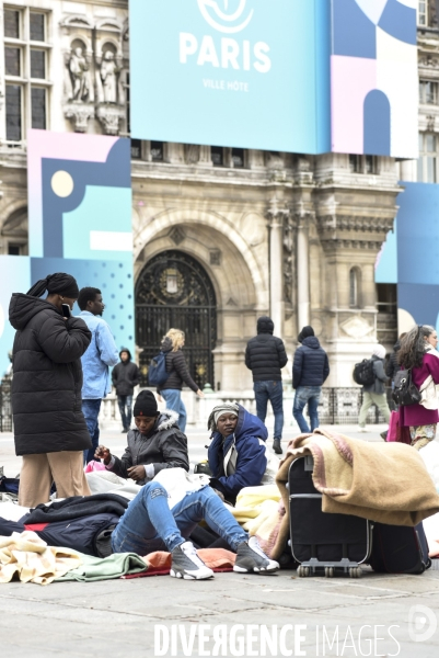 Un logement et des droits . Utopia 56 installe un groupe de SDF devant la Mairie de Paris.