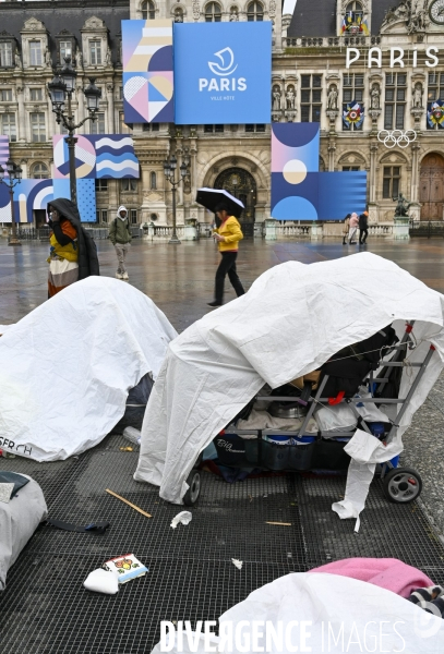 Un logement et des droits . Utopia 56 installe un groupe de SDF devant la Mairie de Paris.