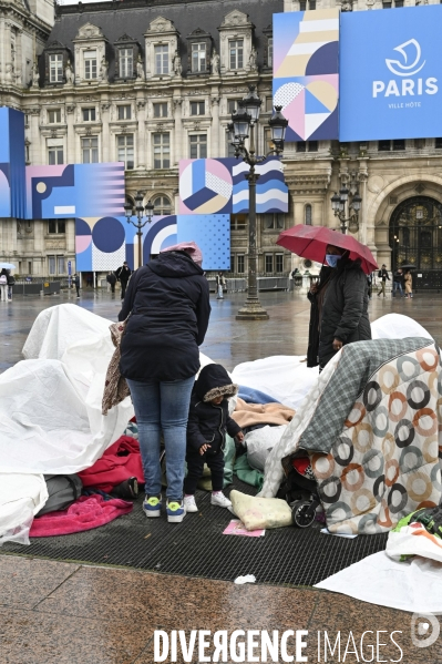 Un logement et des droits . Utopia 56 installe un groupe de SDF devant la Mairie de Paris.