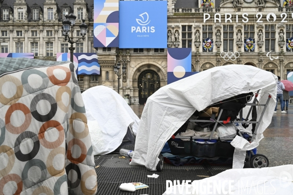 Un logement et des droits . Utopia 56 installe un groupe de SDF devant la Mairie de Paris.