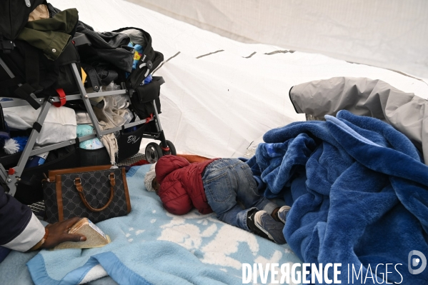 Un logement et des droits . Utopia 56 installe un groupe de SDF devant la Mairie de Paris.