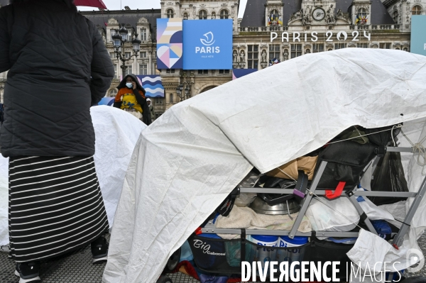 Un logement et des droits . Utopia 56 installe un groupe de SDF devant la Mairie de Paris.