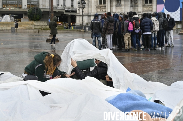 Un logement et des droits . Utopia 56 installe un groupe de SDF devant la Mairie de Paris.