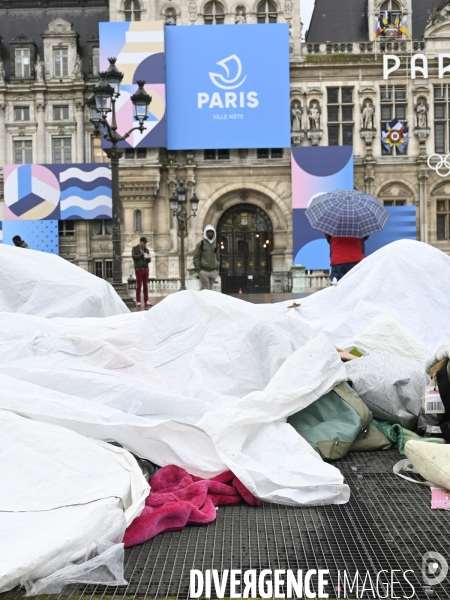 Un logement et des droits . Utopia 56 installe un groupe de SDF devant la Mairie de Paris.