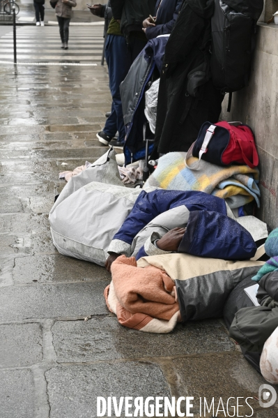 Un logement et des droits . Utopia 56 installe un groupe de SDF devant la Mairie de Paris.