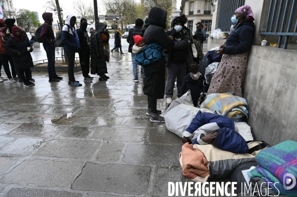 Un logement et des droits . Utopia 56 installe un groupe de SDF devant la Mairie de Paris.