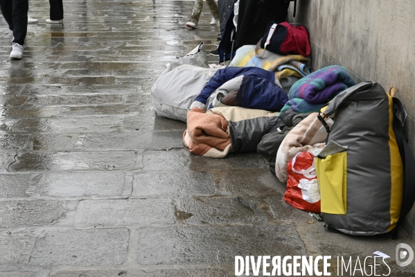 Un logement et des droits . Utopia 56 installe un groupe de SDF devant la Mairie de Paris.
