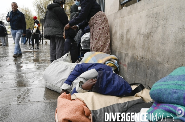 Un logement et des droits . Utopia 56 installe un groupe de SDF devant la Mairie de Paris.