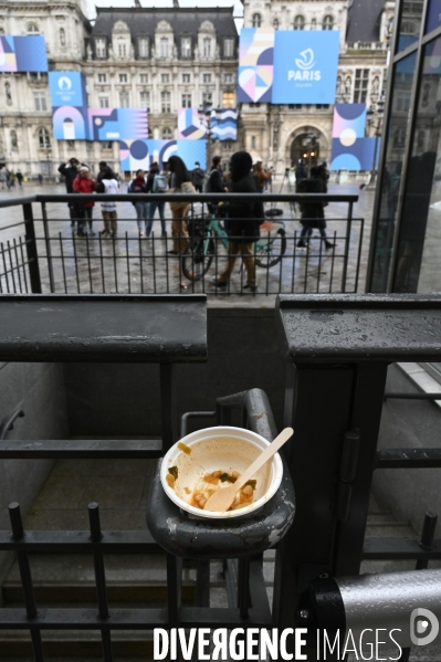 Un logement et des droits . Utopia 56 installe un groupe de SDF devant la Mairie de Paris.