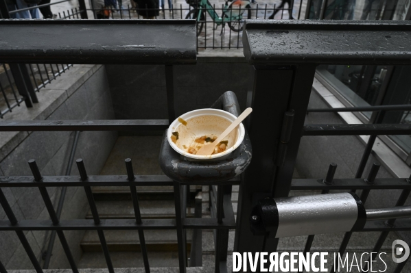 Un logement et des droits . Utopia 56 installe un groupe de SDF devant la Mairie de Paris.