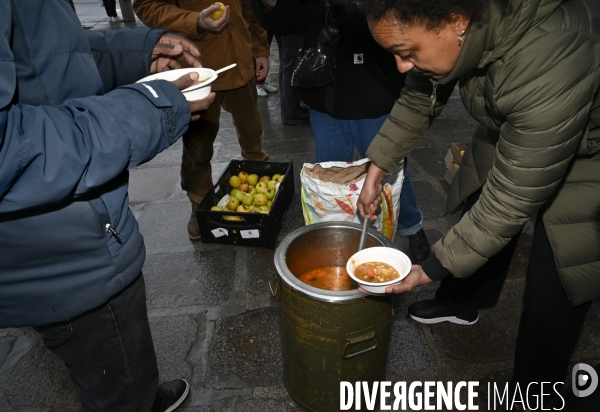 Un logement et des droits . Utopia 56 installe un groupe de SDF devant la Mairie de Paris.