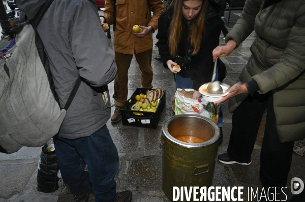 Un logement et des droits . Utopia 56 installe un groupe de SDF devant la Mairie de Paris.