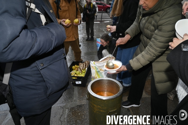 Un logement et des droits . Utopia 56 installe un groupe de SDF devant la Mairie de Paris.
