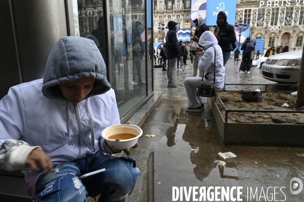 Un logement et des droits . Utopia 56 installe un groupe de SDF devant la Mairie de Paris.