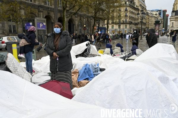 Un logement et des droits . Utopia 56 installe un groupe de SDF devant la Mairie de Paris.