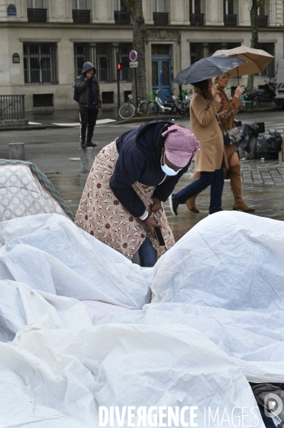 Un logement et des droits . Utopia 56 installe un groupe de SDF devant la Mairie de Paris.