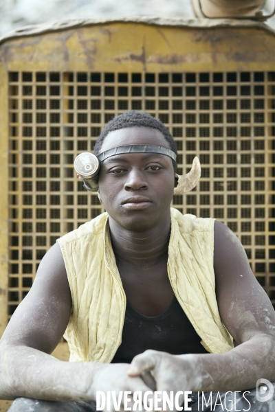 Portraits de jeunes orpailleurs dans un village clandestin situ dans la province du Houet au Burkina Faso.