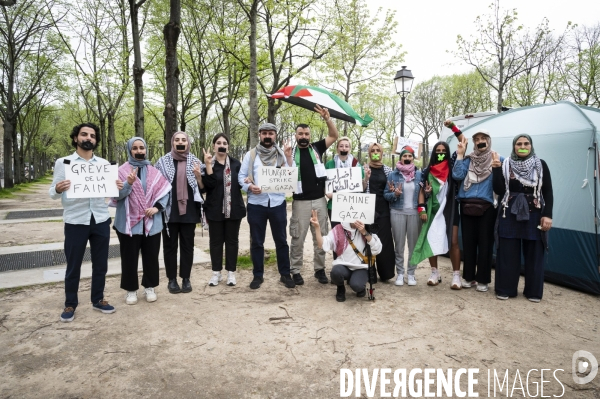 Conflit Israelo Palestinien.   Grève de la faim en soutien à Gaza   , Paris, le 6 avril. Israel-Gaza conflict.
