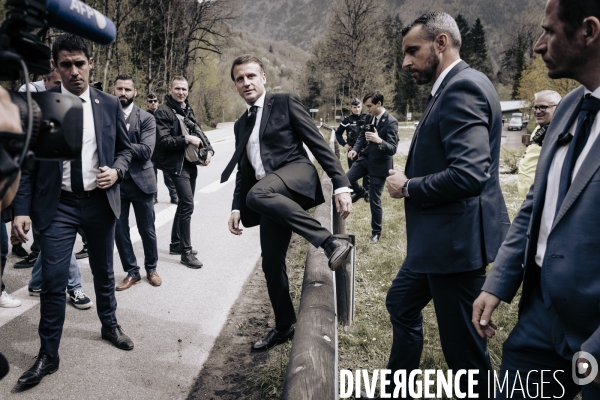E. Macron, nécropole nationale des Glières