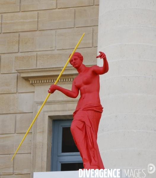 Six venus pour celebrer l olympiste devant l assemblee nationale