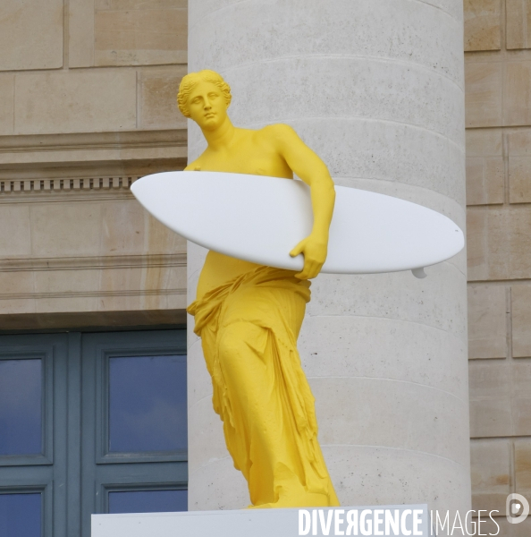 Six venus pour celebrer l olympiste devant l assemblee nationale