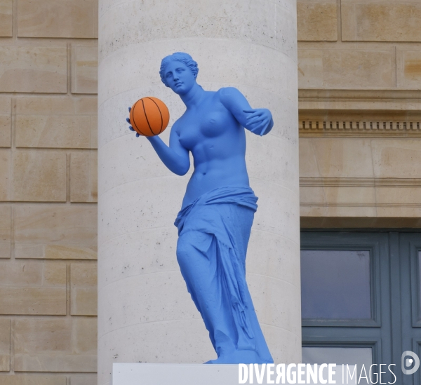 Six venus pour celebrer l olympiste devant l assemblee nationale