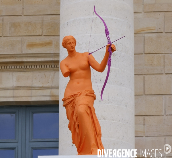 Six venus pour celebrer l olympiste devant l assemblee nationale