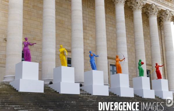 Six venus pour celebrer l olympiste devant l assemblee nationale