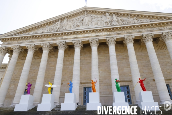 Six venus pour celebrer l olympiste devant l assemblee nationale