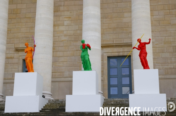 Six venus pour celebrer l olympiste devant l assemblee nationale