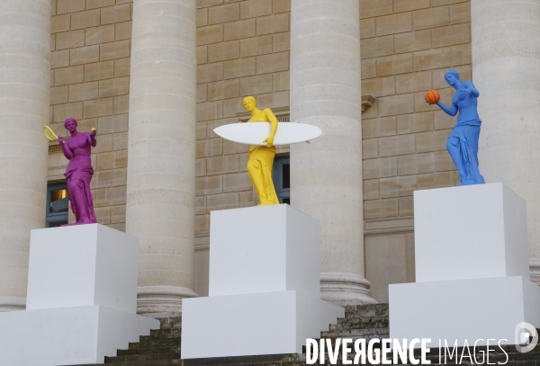 Six venus pour celebrer l olympiste devant l assemblee nationale