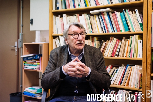 Portrait de Gérard Mauger, sociologue et auteur du livre  Avec Bourdieu. Un parcours sociologique . A Paris le 2 mai 2023.