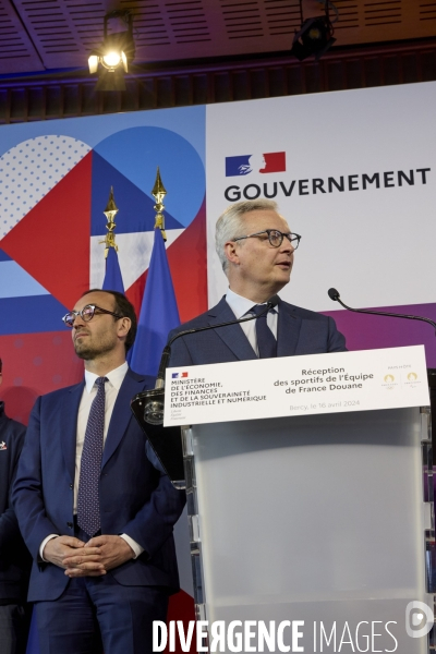 Thomas Cazenave et Bruno Le Maire avec les athlètes des Douanes