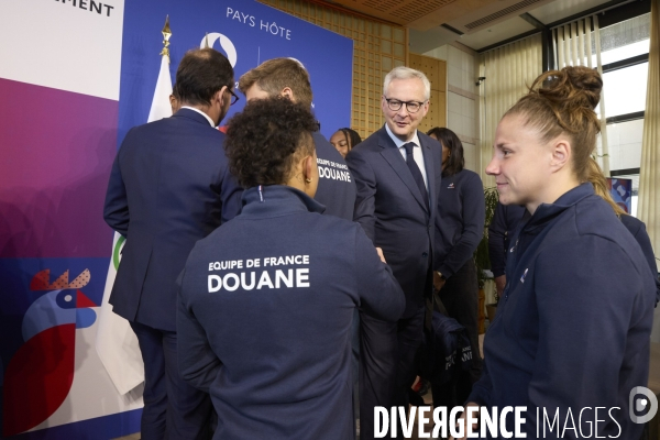 Thomas Cazenave et Bruno Le Maire avec les athlètes des Douanes