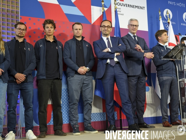 Thomas Cazenave et Bruno Le Maire avec les athlètes des Douanes