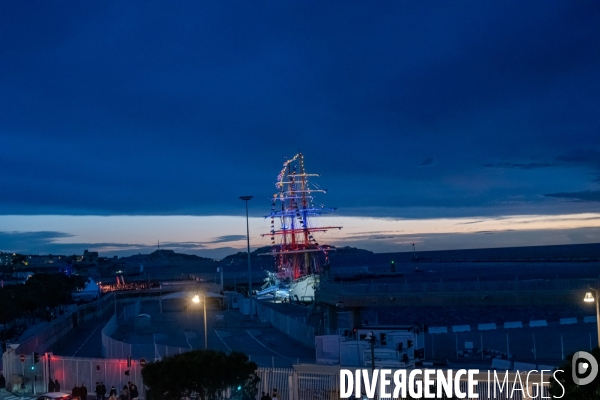 Spectacle pyrotecnique pour l arrivée de la flamme olympique