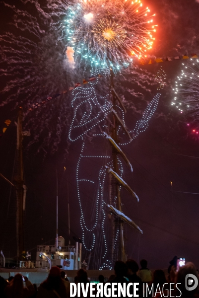 Spectacle pyrotecnique pour l arrivée de la flamme olympique