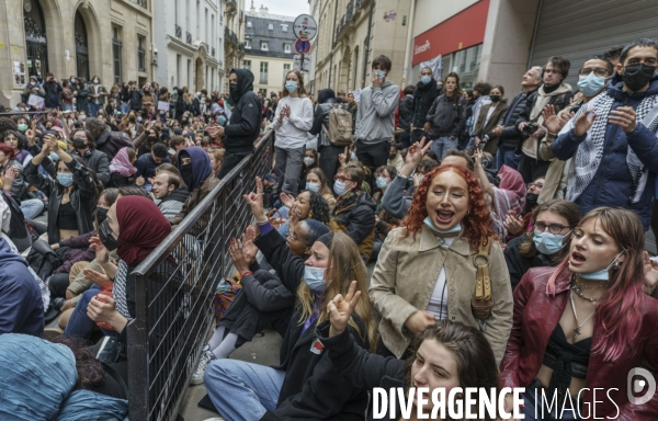 Manifestation propalestinienne devant  L école de Sciences po à Paris 