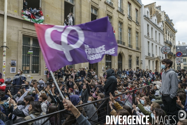 Manifestation propalestinienne devant  L école de Sciences po à Paris 