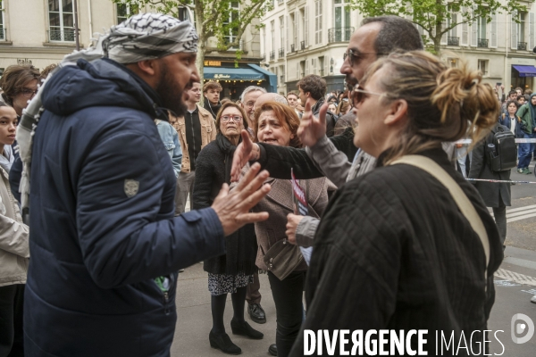 Manifestation propalestinienne devant  L école de Sciences po à Paris 