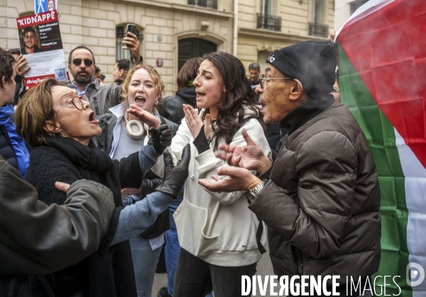 Manifestation propalestinienne devant  L école de Sciences po à Paris 